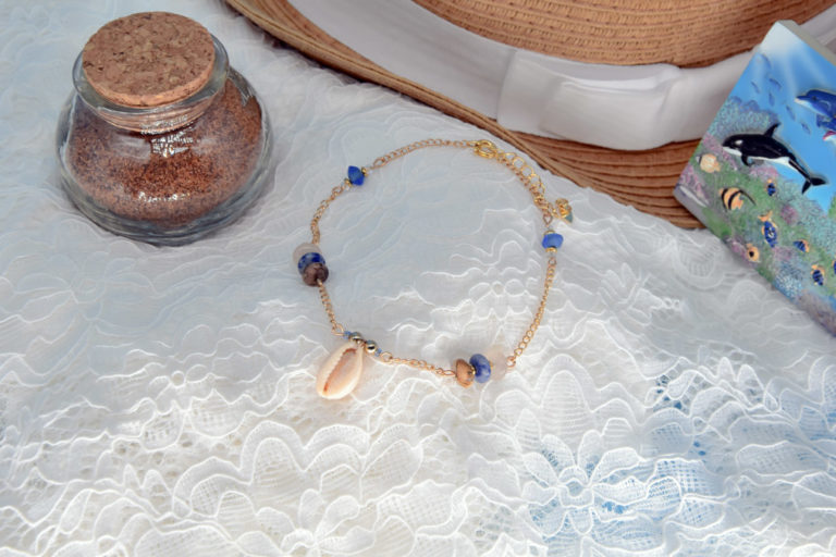 Bracelet de cheville "Coquillage" sur chaîne dorée avec perles bleues
