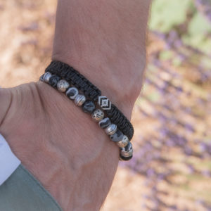 bracelet double macramé perles t20.5cm noir porté 3