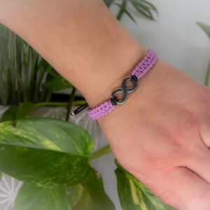 bracelet infini macramé violet porté (2)