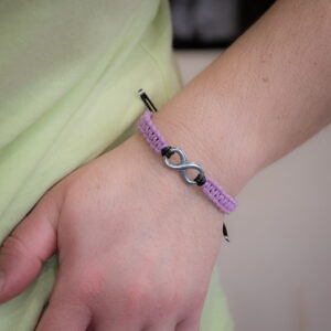 bracelet infini macramé violet porté (5)