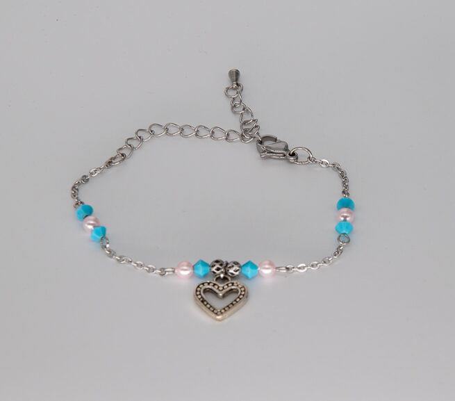 bracelet coeur ajouré et petites perles roses et bleues